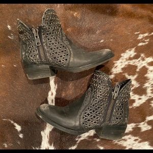 Circle G by Corral Ladies Shortie Black/Grey Cutout Bootie